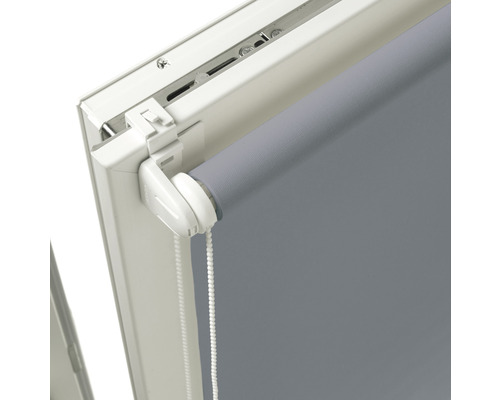 Detailansicht eines Rollos am Fenster