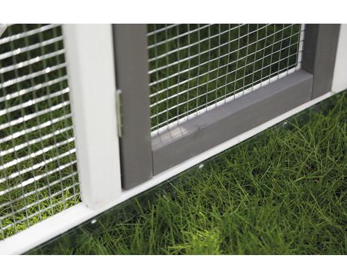 Detailansicht eines Kleintierstalls mit Gittereinsatz