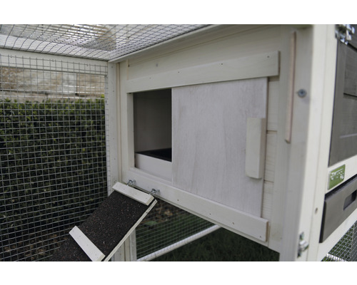 Detailansicht eines Hühnerstalls mit Schiebetür und Rampe