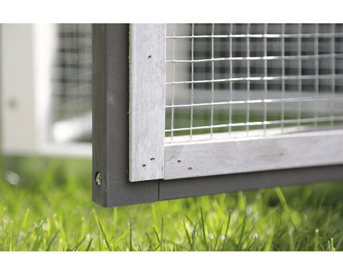 Detailansicht eines Holz-Kleintierstalls mit Drahtgitter