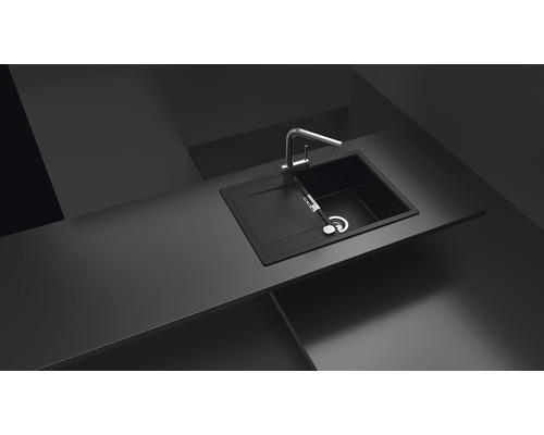 Schwarze Küchenspüle mit Abtropffläche und Wasserhahn