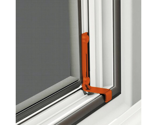 Detailansicht eines Insektenschutzfensters mit Halterung