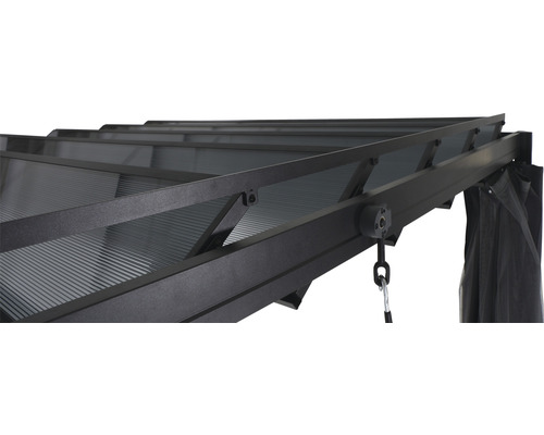 Detailansicht eines Pavillons mit Polycarbonat-Dach und Vorhang