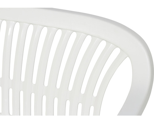 Detailansicht einer weißen Gartenstuhl-Rückenlehne aus Kunststoff mit vertikalen Schlitzen.