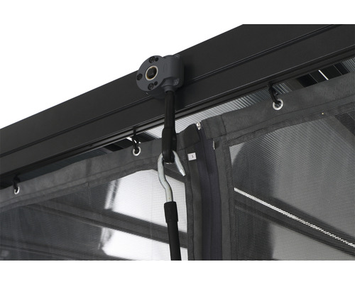 Detailansicht einer Pavillonbefestigung mit Haken und Netzvorhang