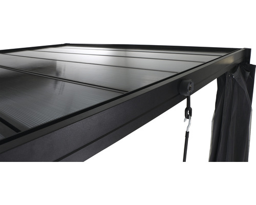 Detailansicht Terrassenüberdachung mit Polycarbonatplatten und Beschattung