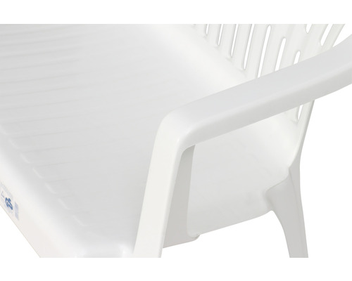 Detailansicht eines weißen Gartenstuhls aus Kunststoff mit Armlehne