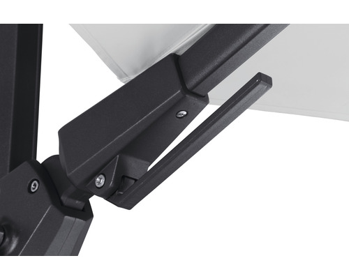 Detailansicht eines Sonnenschirms mit Metallgestell und Spannhebel