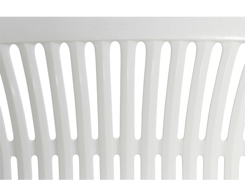 Detailansicht einer weißen, perforierten Kunststoffoberfläche mit ProGarden Logo.