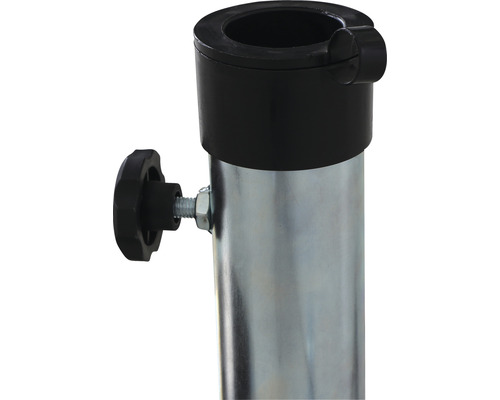 Detailansicht einer Metallstange mit schwarzer Kunststoffhalterung und Stellschraube