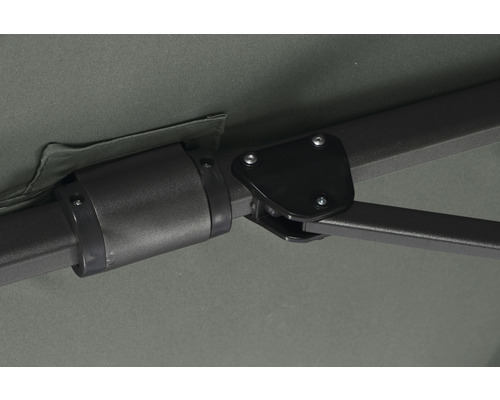 Detailaufnahme eines Sonnenschirms mit Gestell und Stoff