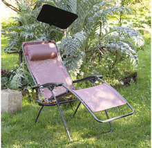 Gartensessel mit Sonnenschutz und Kopfkissen im Garten