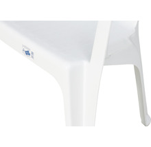 Detailansicht eines weißen Plastikstuhls mit GS Zeichen für geprüfte Sicherheit