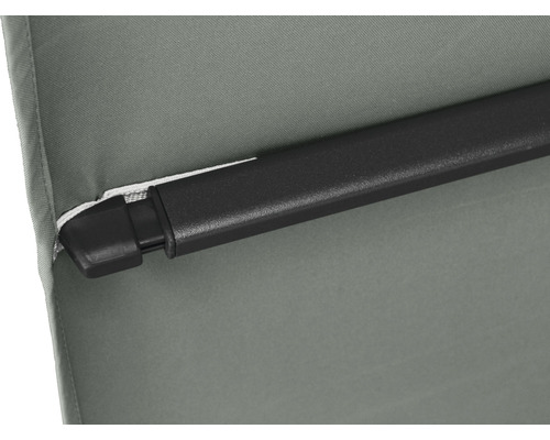 Detailansicht eines Sonnenschirms mit schwarzem Gestell und grauem Stoff