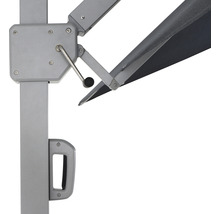 Detailansicht eines Sonnenschirms mit Kurbelmechanismus und Griff