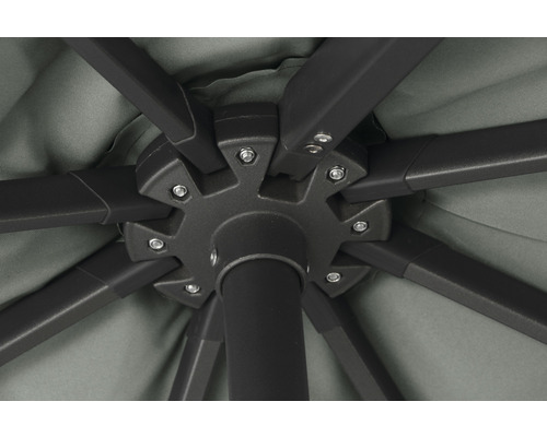 Detailansicht der Streben und der Mechanik eines Sonnenschirms