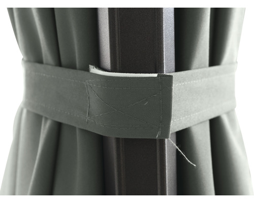 Detailansicht einer Vorhangbefestigung an einem Pavillonpfosten