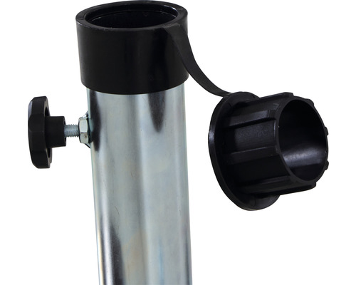 Detailansicht eines Sonnenschirmständers aus Metall mit Feststellschraube und Verschlusskappe