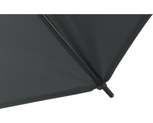 Detailansicht einer dunklen Sonnenschirmbespannung mit Streben