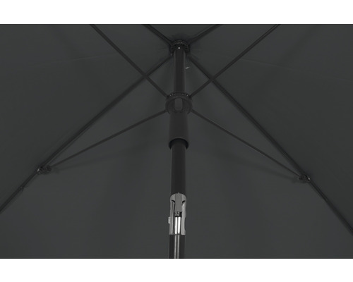 Detailansicht eines geöffneten Sonnenschirms mit Fokus auf Mast und Streben