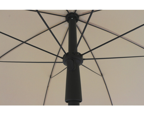 Detailansicht eines Sonnenschirms mit schwarzem Gestell