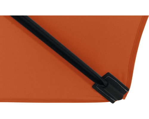 Detailansicht eines Sonnenschirms mit Gestänge und Stoffbespannung