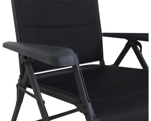 Detailansicht eines schwarzen Campingstuhls mit Armlehne