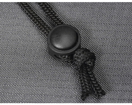 Kordelstopper mit Kordel auf Stoff