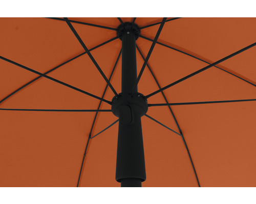 Detailaufnahme von einem Gartenschirm mit Mast und Streben