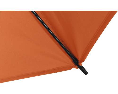 Detailaufnahme eines Sonnenschirms mit Stoffbespannung und Streben