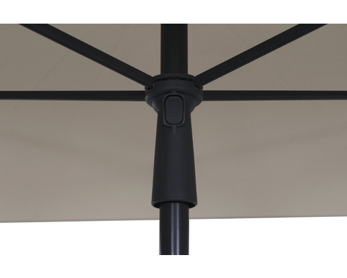 Detailansicht eines Sonnenschirms mit Gestell und Bezug