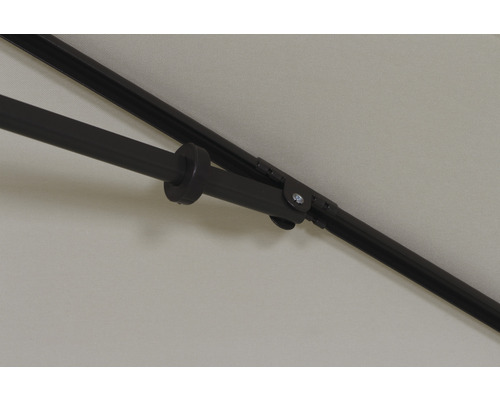 Detailansicht eines Sonnenschirms mit Metallgestell und Schirmdach