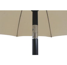 Detailansicht eines Sonnenschirms mit Mast und Bedienungselementen