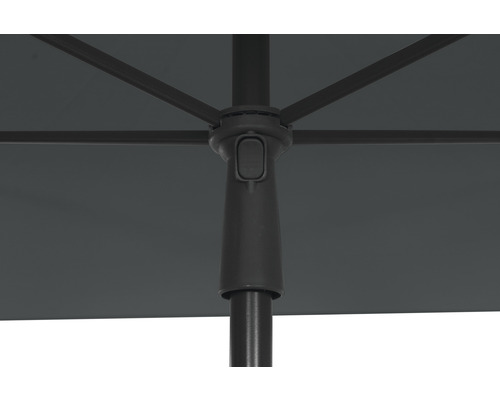 Detailansicht eines Sonnenschirms mit Mast und Streben
