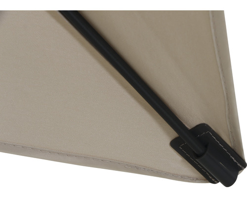 Detailaufnahme eines Sonnenschirms mit Gestänge und Stoffbespannung