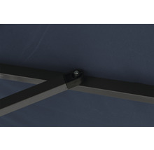 Detailaufnahme eines Pavillondachs mit Metallgestell.