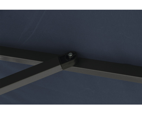 Detailaufnahme eines Pavillondachs mit Metallgestell.