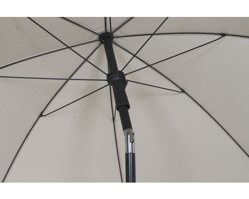 Detailansicht von einem geöffneten Sonnenschirm mit Schirmständer