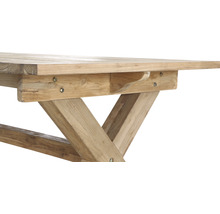 Detailansicht eines Gartentisches aus Holz mit Untergestell