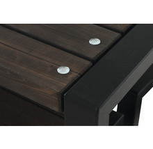 Detailaufnahme einer Gartenbank aus Holz und Metall