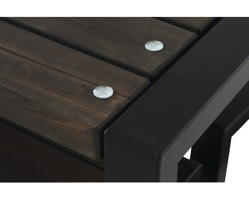 Detailaufnahme einer Gartenbank aus Holz und Metall