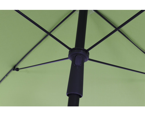 Detailansicht eines Sonnenschirms mit Mast und Streben