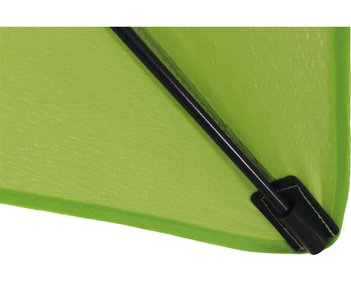 Detailansicht einer grünen Sonnenschirmbespannung mit schwarzem Gestell