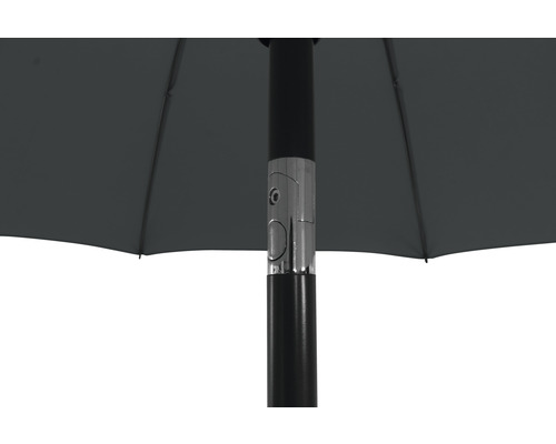 Detailansicht eines Sonnenschirms mit Mast und Streben