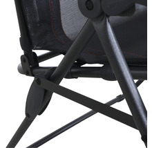 Detailaufnahme des Untergestells eines Campingstuhls aus Metall.