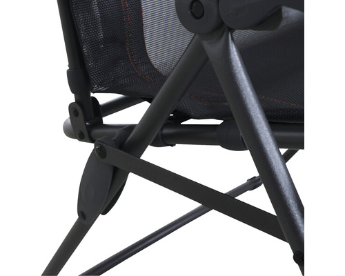 Detailaufnahme des Untergestells eines Campingstuhls aus Metall.