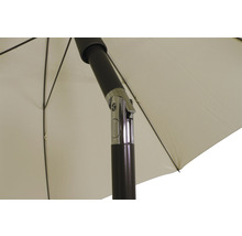 Detailansicht eines Sonnenschirms mit Metallstange und Stoffbespannung