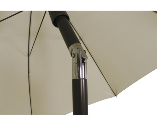 Detailansicht eines Sonnenschirms mit Metallstange und Stoffbespannung