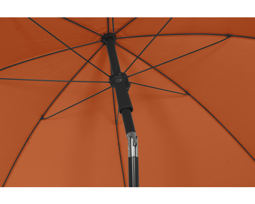 Ansicht von unten auf einen geöffneten Sonnenschirm