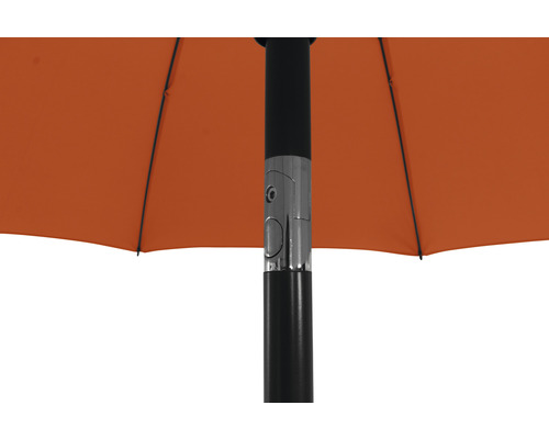 Detailansicht eines Sonnenschirms mit schwarzem Mast und Verstellmechanismus